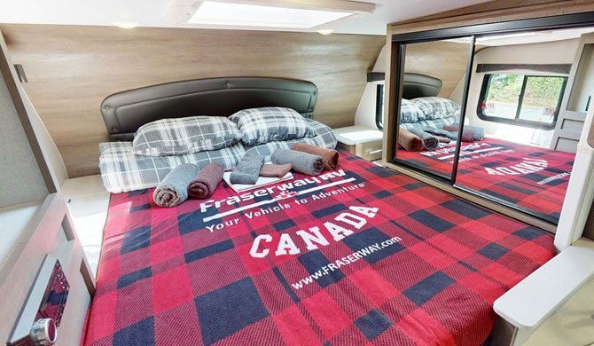 Het bed in de Fraserway Truck Camper Slide-out