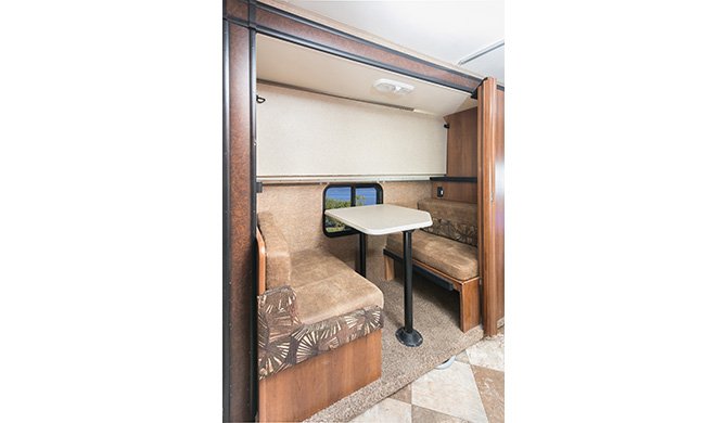 De dinette achterin de Mighty MS31 camper is om te bouwen tot een stapelbed