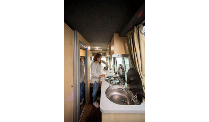 De compacte keuken in de Apollo Euro Tourer camper