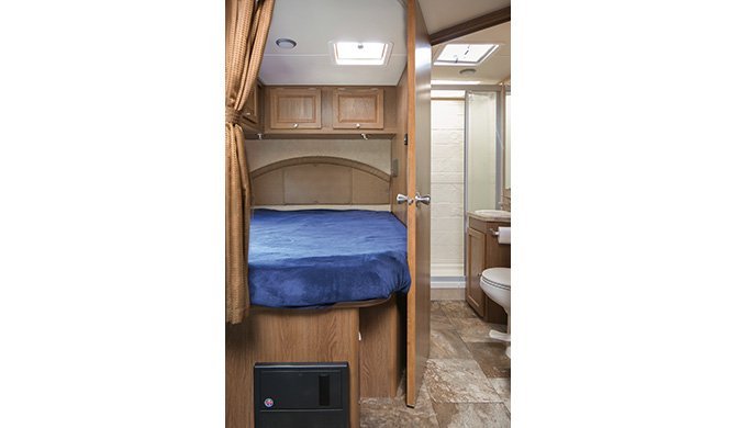 Het bed achterin de Mighty M22 camper