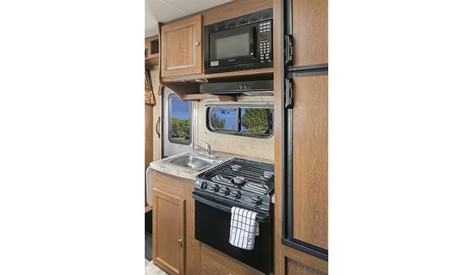 De compacte keuken in de Mighty M22 camper