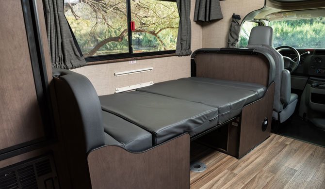 Dinette omgebouwd tot bed in de Cruise America/Canada C25 camper