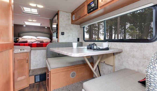 Het interieur van de Fraserway Truck Camper