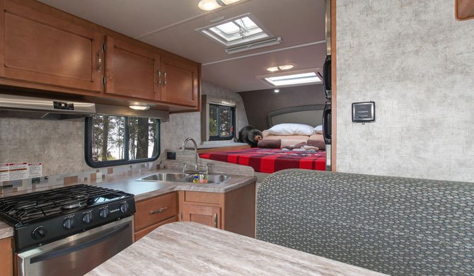 Het interieur van de Fraserway Truck Camper