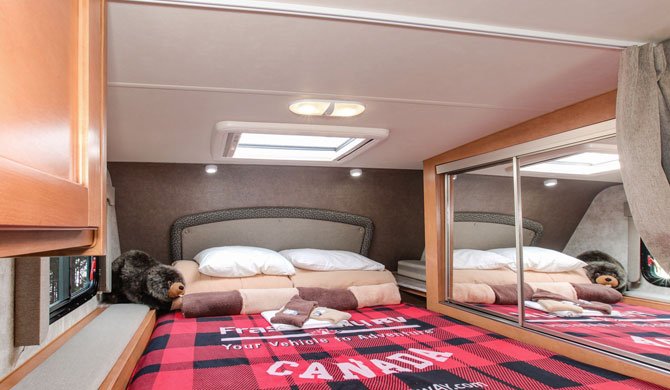 Het bed in de Fraserway Truck Camper