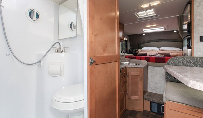 De compacte badkamer in de Fraserway Truck Camper