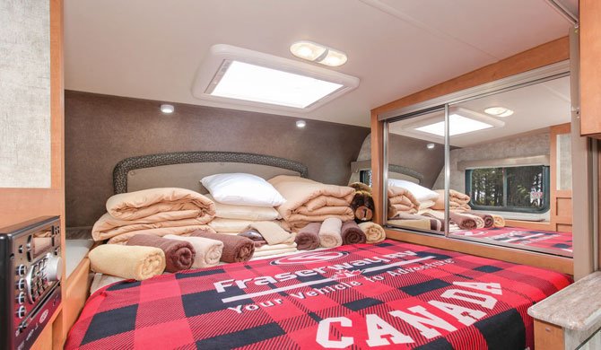 Het bed in de Fraserway Truck Camper Slide-out
