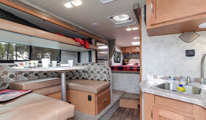 Het interieur van de Fraserway Truck Camper met Bunk Beds