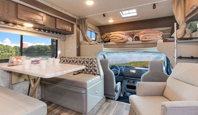 Het interieur van de Fraserway C-Large Camper