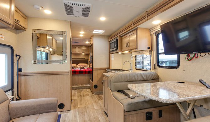 Het luxe interieur van de Fraserway C-XLarge camper