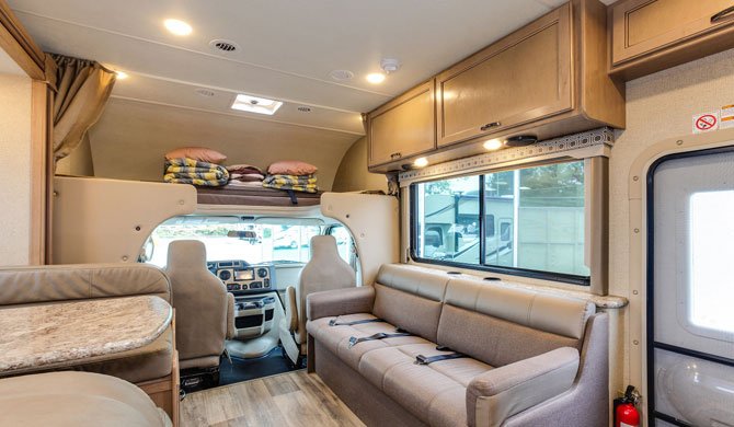 Het interieur van de Fraserway C-XLarge camper