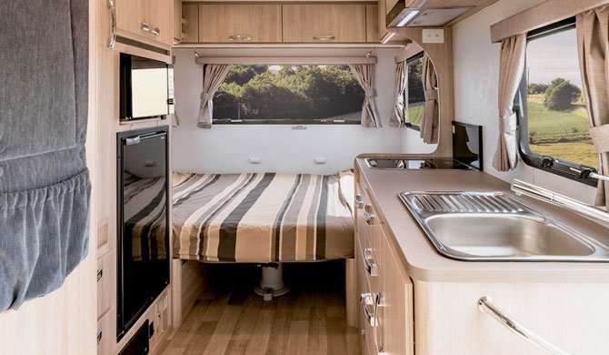 De 2 Berth Voyager camper van Lets Go heeft voldoende leefruimte voor een avontuurlijke camperreis door Australië