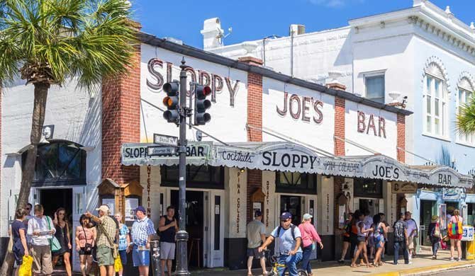Geniet van een hapje en een drankje bij Sloppy Joe in Florida tijdens een camperreis door Amerika