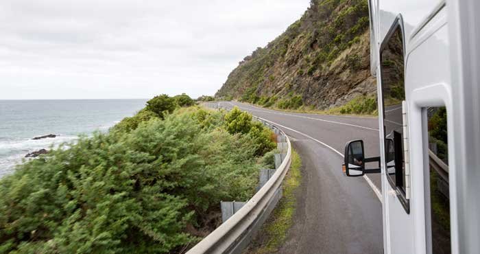 Rij over de Great Ocean Road tijdens een campervakantie door Australië met Victoria CamperHolidays