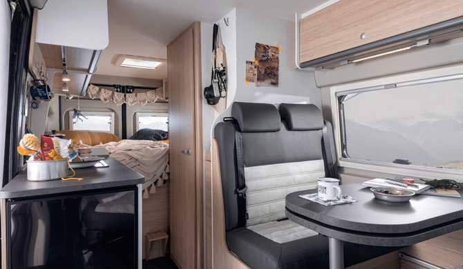 Het interieur van de McRent Urban Plus camper