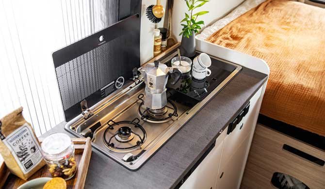 De keuken in de McRent Urban Plus camper