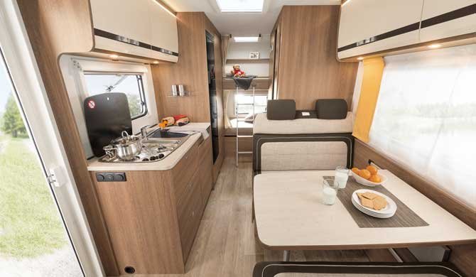 Interieur van de McRent Family Plus camper