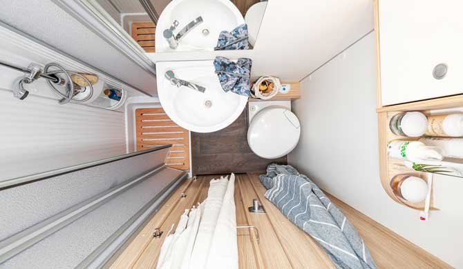 De badkamer in de McRent Family Luxury camper