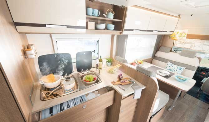 De keuken in de McRent Premium Plus camper