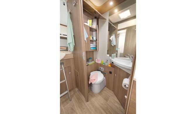 De badkamer in de McRent Premium Plus camper