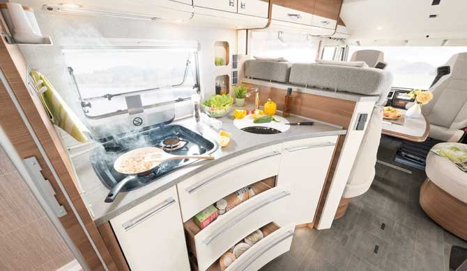 De keuken in de McRent Premium Luxury camper