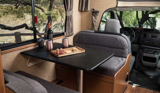 Het interieur van de Cruise America/Canada C19 camper