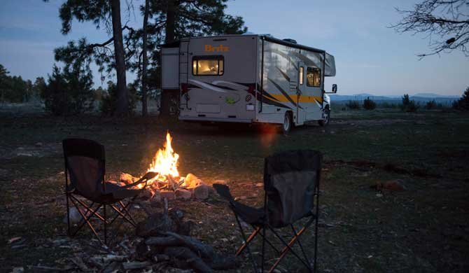 Geniet van een gezellig kampvuur tijdens een camperreis door Amerika