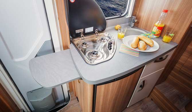 De compacte keuken in de Apollo Family Traveller camper