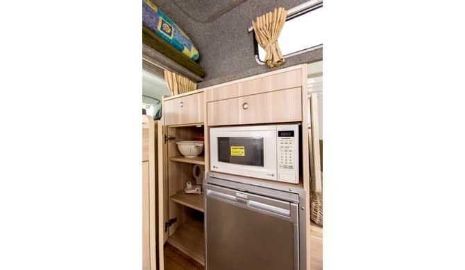 De compacte keuken in de Cheapa Campa Hitop camper