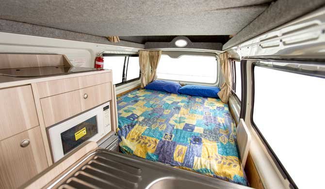De slaapruimte in de Cheapa Campa Hitop camper