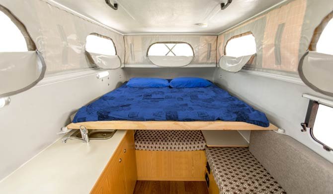 Het interieur van de Cheapa Campa 4Wheel Drive camper