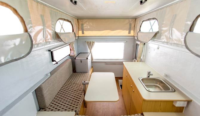 Het interieur van de Cheapa Campa 4Wheel Drive camper