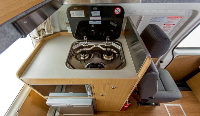 De compacte keuken in de Cheapa Campa Endeavour camper