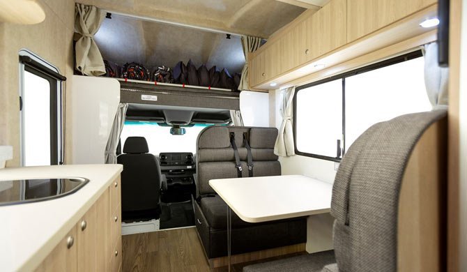Het luxe interieur van de Star RV Hercules camper