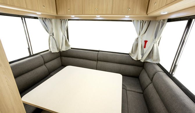 Het luxe interieur van de Star RV Hercules camper