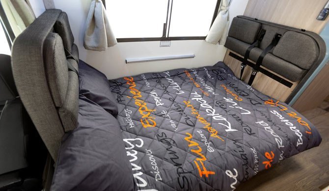 De dinette omgebouwd tot bed in de Hercules camper van Star RV