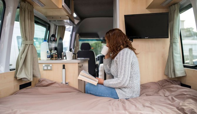 Het dinette-bed achterin de Apollo Euro Tourer camper