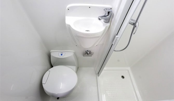 De compacte badkamer in de Apollo Euro Camper
