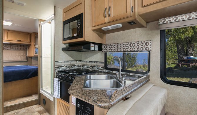 De compacte keuken in de Mighty M28 camper