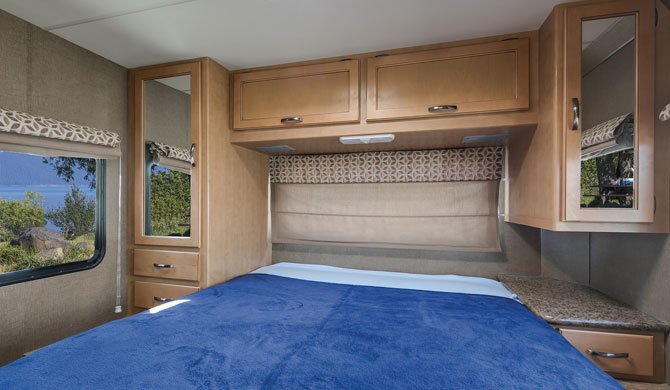 Het bed achterin de Mighty M28 camper