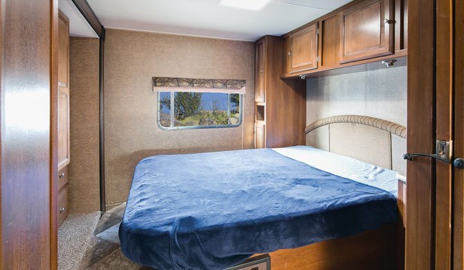Het bed achterin de Mighty MS31 camper
