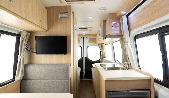 Het luxe interieur van de Aquila camper van Star RV