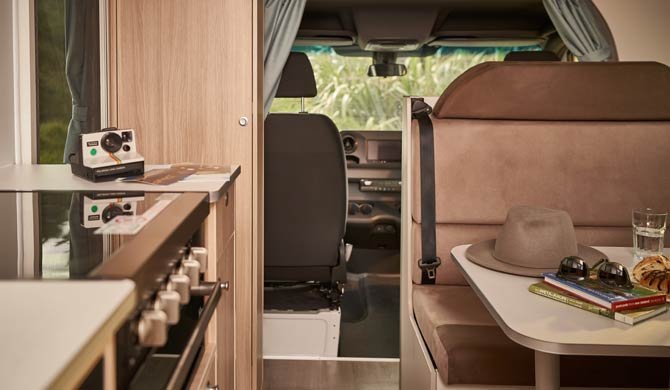 Het luxe interieur van de Maui River camper