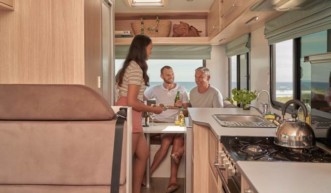 Het luxe interieur van de Maui River camper