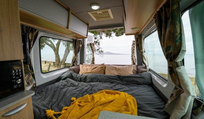 Het bed achterin de Maui Ultima Plus camper