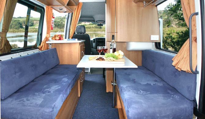 De dinette achterin de Mighty Deuce camper