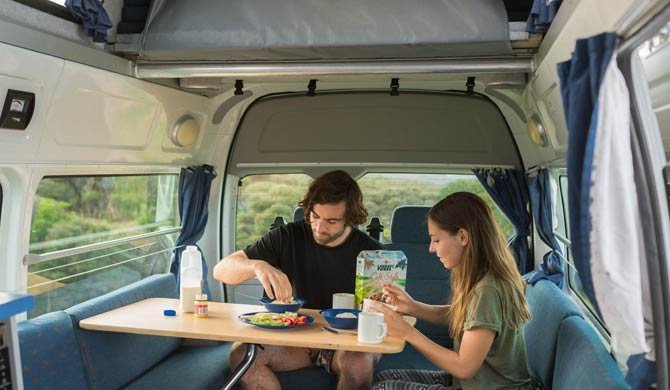 Het interieur van de Mighty Highball camper