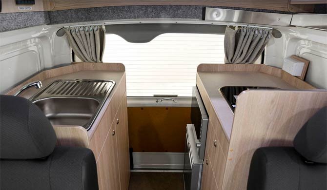 De compacte keuken achterin de Apollo Endeavour camper