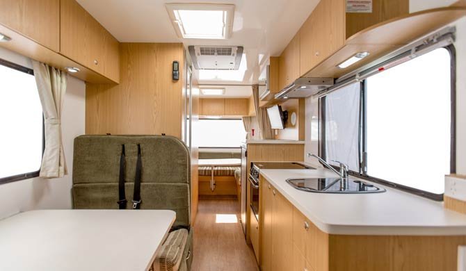 Het interieur van de Apollo Euro Camper