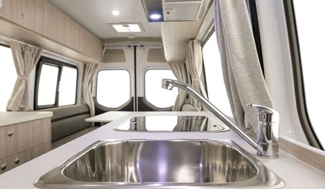 Het interieur van de Apollo Euro Tourer camper